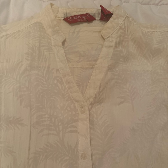 💥 $5 if bundled Medium White Semi Sheer Button Up Short Sleeve Blouse - Picture 4 of 11